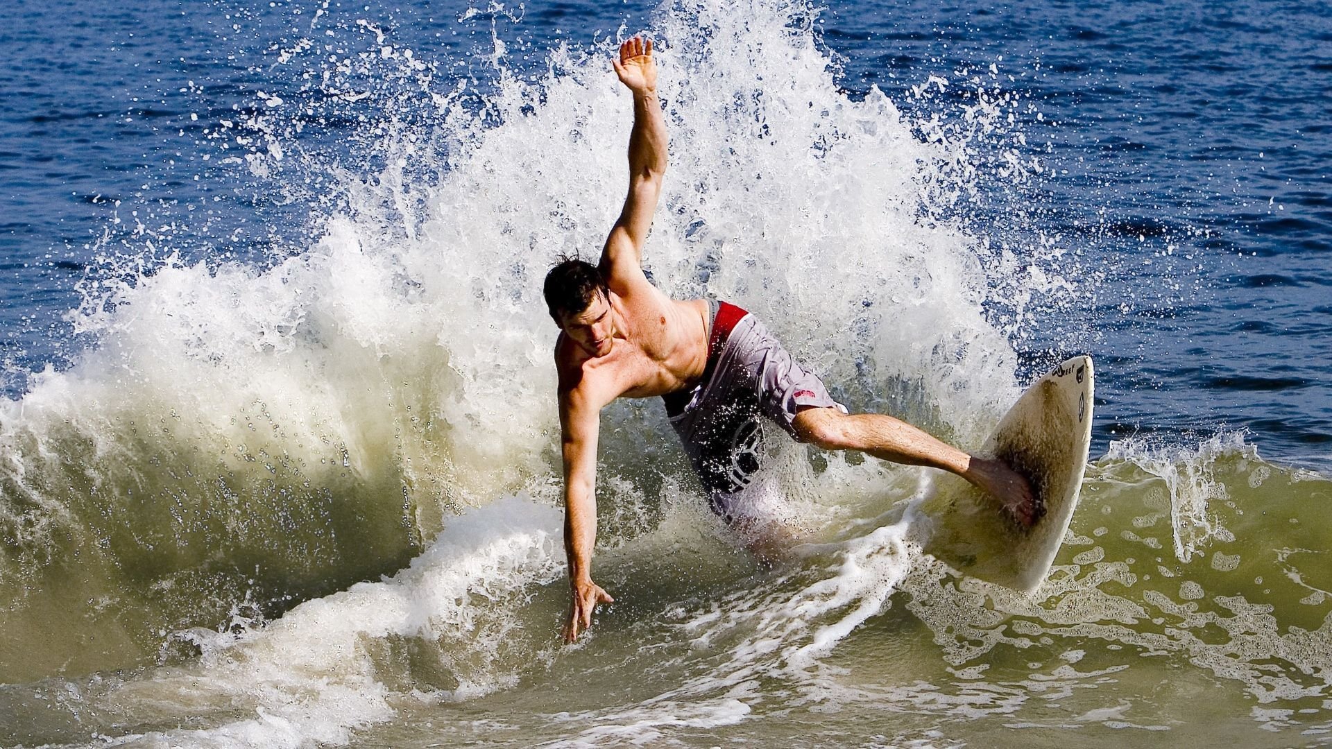 F1街道赛焦点战，当引擎轰鸣遇上丹麦狂胜，体育叙事的两极交响