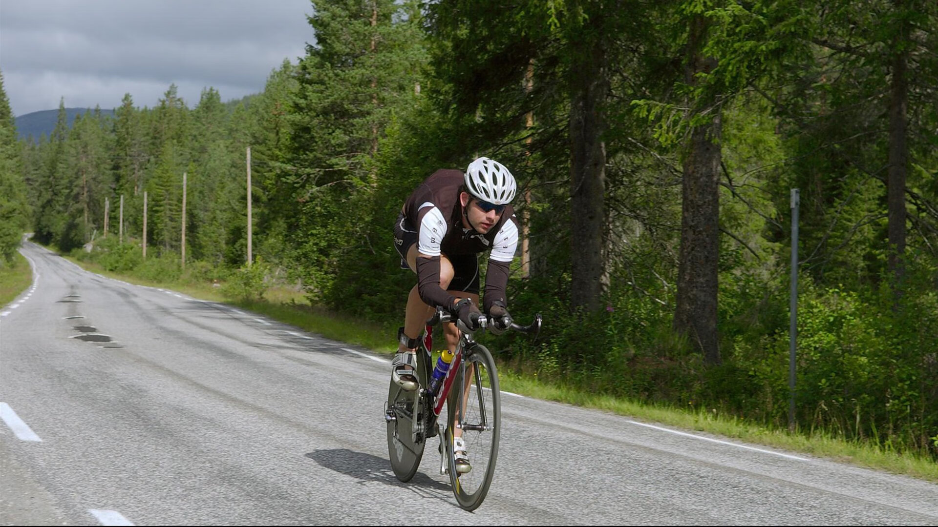F1街道赛焦点战，当引擎轰鸣遇上丹麦狂胜，体育叙事的两极交响